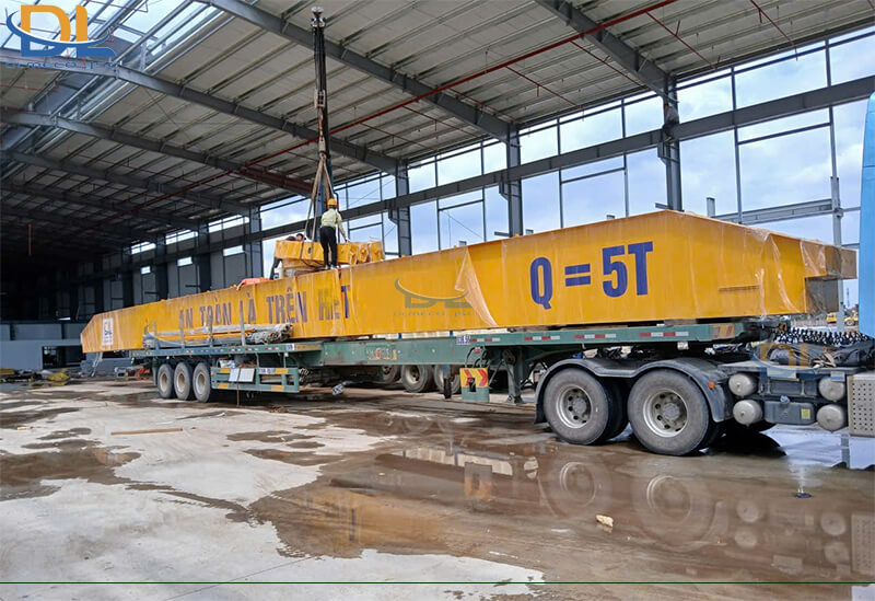Cầu cầu trục tại nhà xưởng để chuẩn bị lắp đặt Cầu cầu trục tại nhà xưởng để chuẩn bị lắp đặt