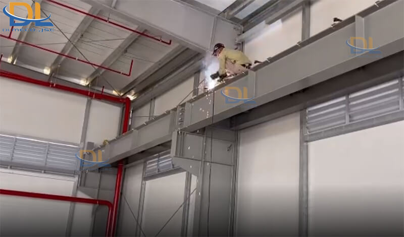Tiến hành lắ đặt đường ray dọc nhà xưởng Tiến hành lắ đặt đường ray dọc nhà xưởng