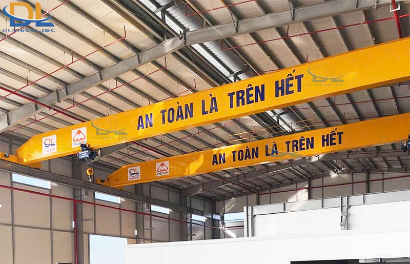 Cầu trục 2 dầm chính trên 1 đường chạy đã hoàn thiện Cầu trục 2 dầm chính trên 1 đường chạy đã hoàn thiện